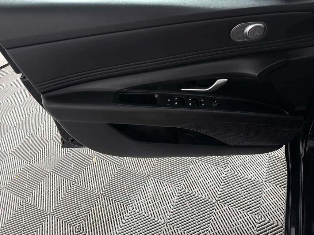 Used 2023 Hyundai Elantra Limited FWD image 12