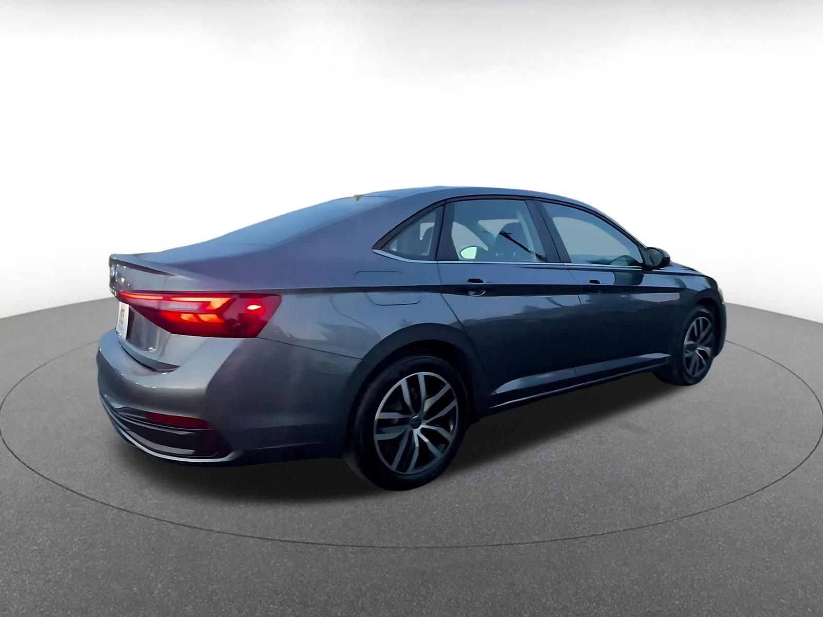 Used 2025 Volkswagen Jetta SE image 14