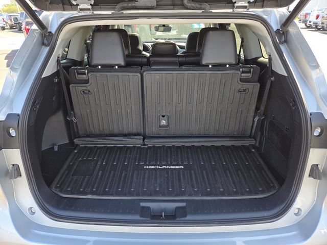 Used 2022 Toyota Highlander XLE AWD/4WD image 28