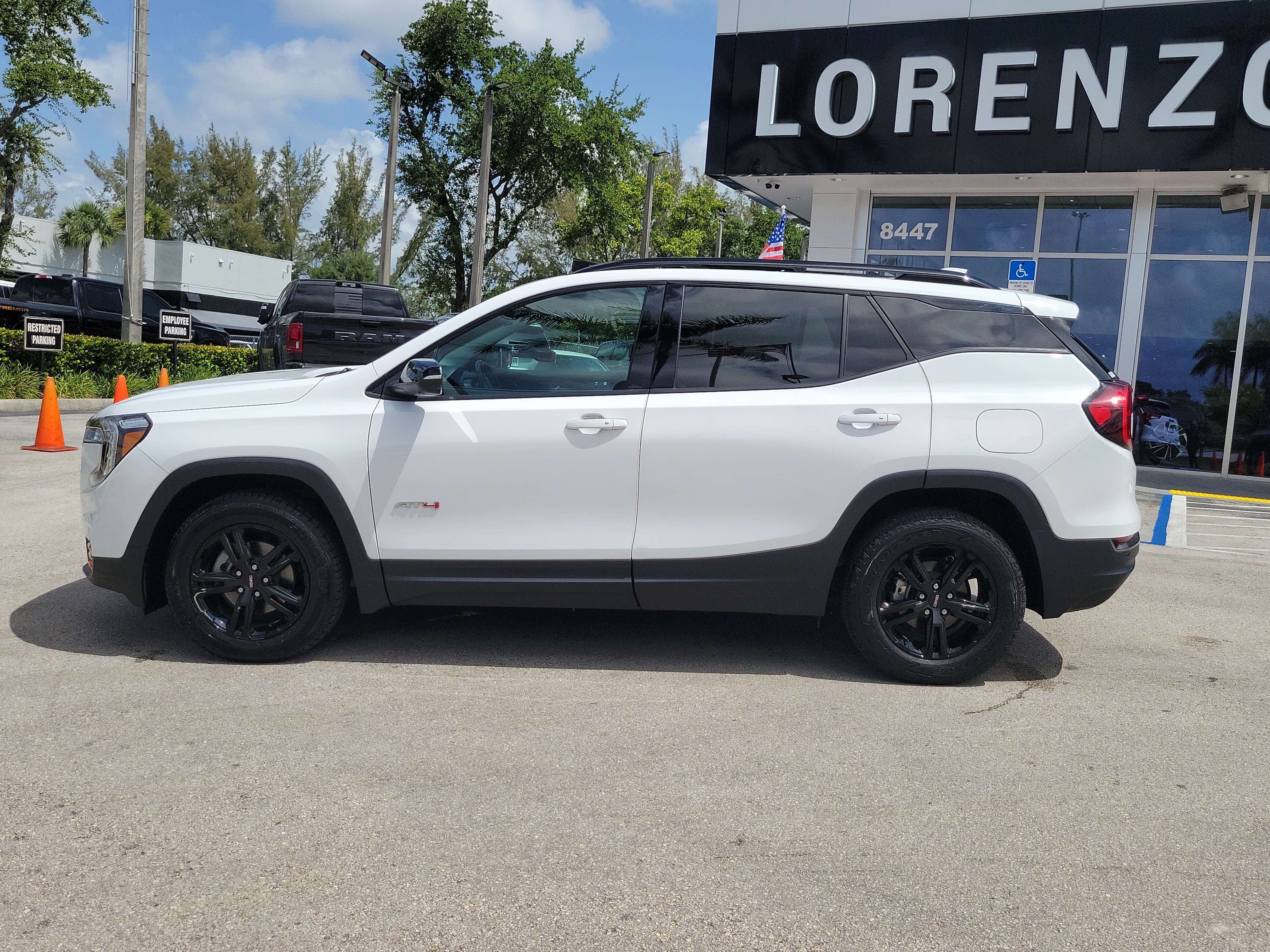 Used 2024 GMC Terrain AT4 w/ Tech Package AWD/4WD image 8