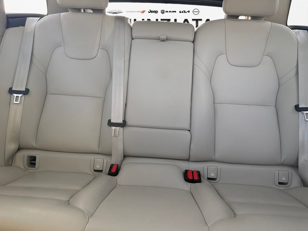 Used 2024 Volvo XC60 B5 Plus image 16