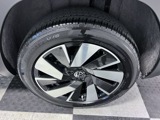 Certified 2024 Volkswagen Atlas Cross Sport SE w/ Panoramic Sunroof Package FWD image 16