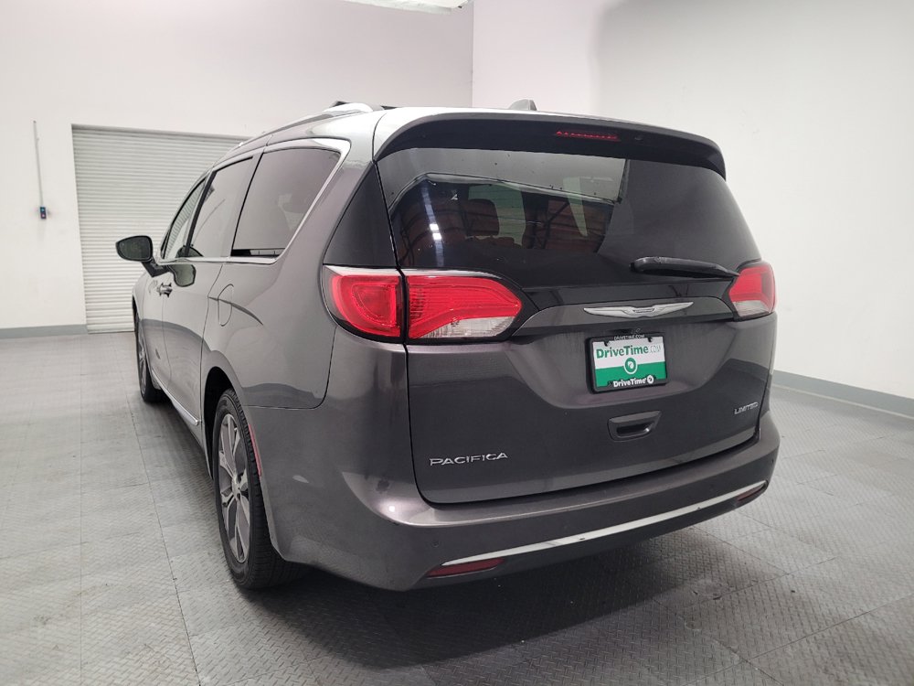 Used 2017 Chrysler Pacifica Limited w/ UConnect Theater Package FWD image 6