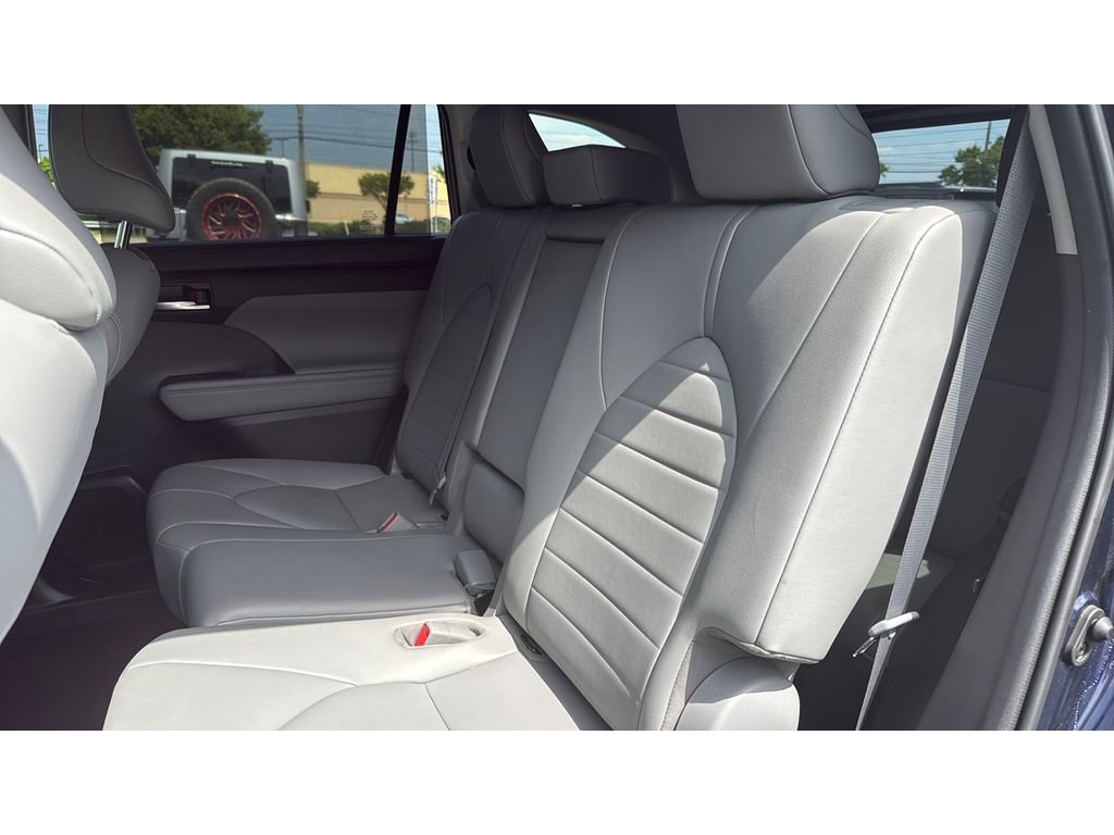 Used 2020 Toyota Highlander XLE image 26
