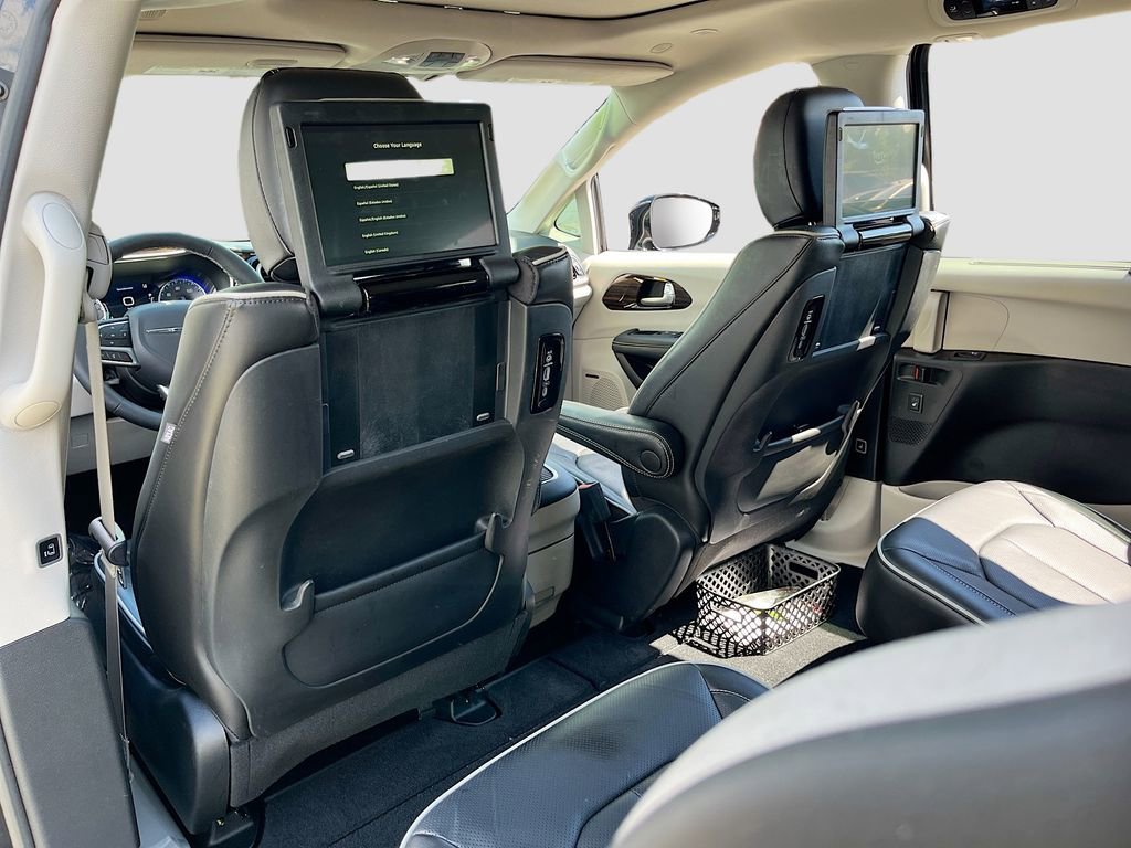 Used 2023 Chrysler Pacifica Limited w/ Uconnect Theater Family Group image 27