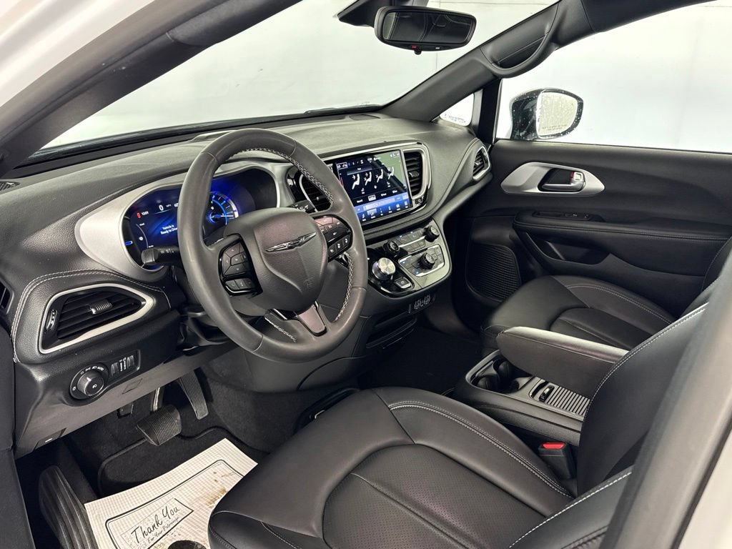 Certified 2024 Chrysler Pacifica Limited FWD image 10