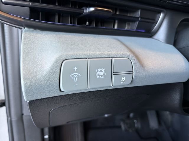 Used 2025 Hyundai Elantra Limited image 29