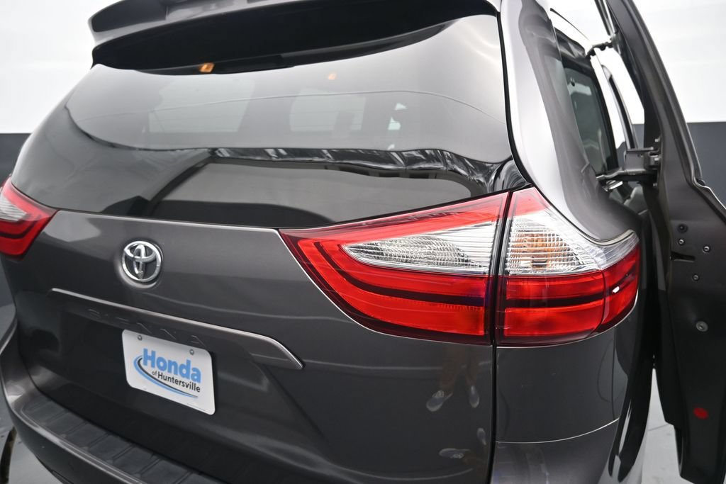 Used 2018 Toyota Sienna XLE w/ XLE Navigation Package FWD image 18