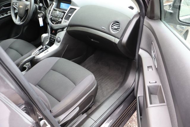 Used 2015 Chevrolet Cruze LT image 35