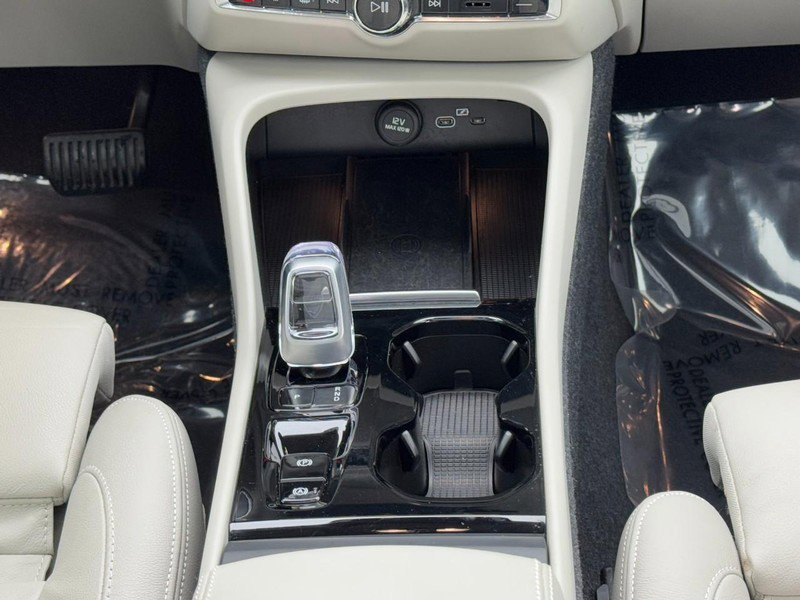 Certified 2023 Volvo XC40 B5 Ultimate w/ Protection Package Premier image 15