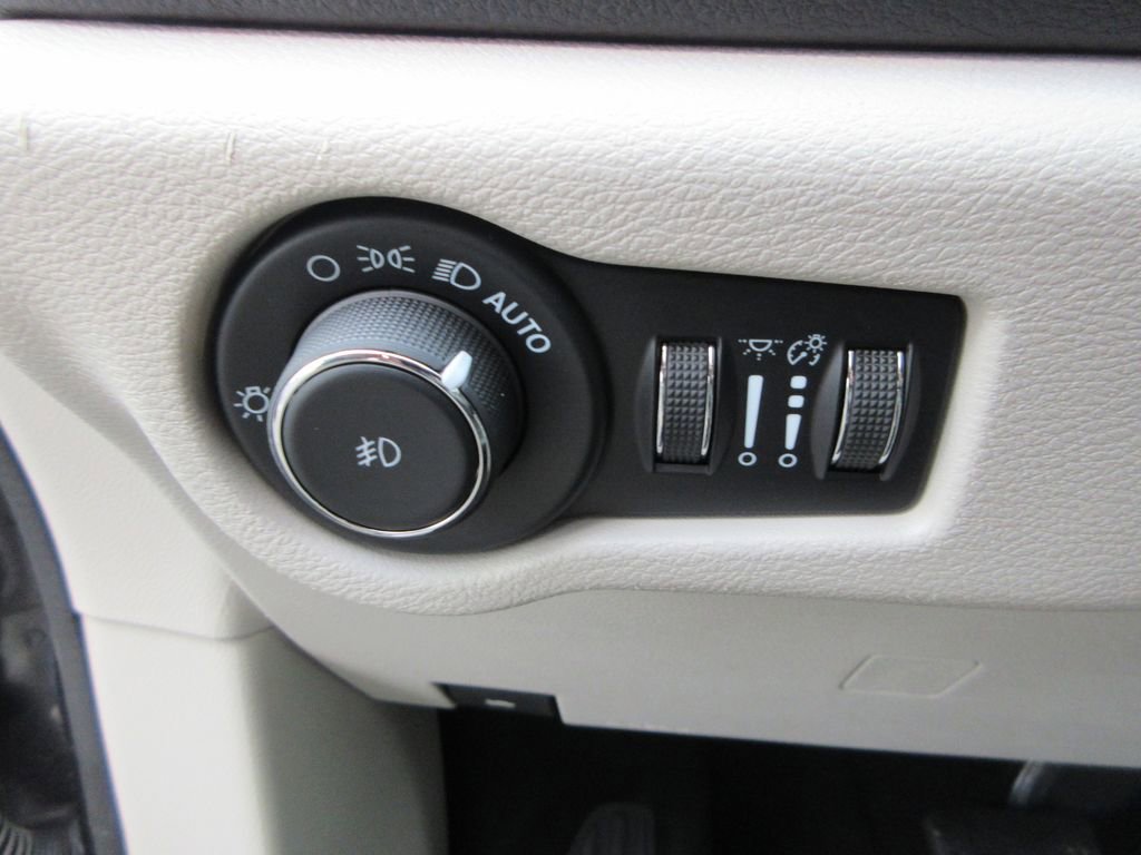 Used 2021 Chrysler Pacifica Touring-L image 26