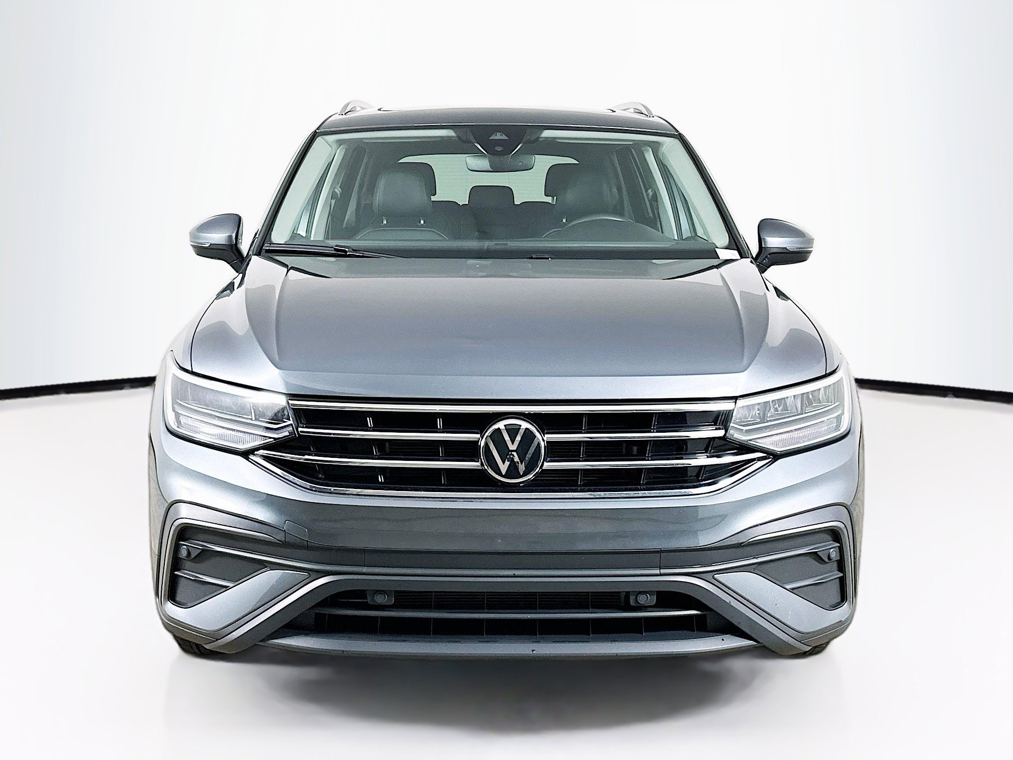 Used 2024 Volkswagen Tiguan SE image 2
