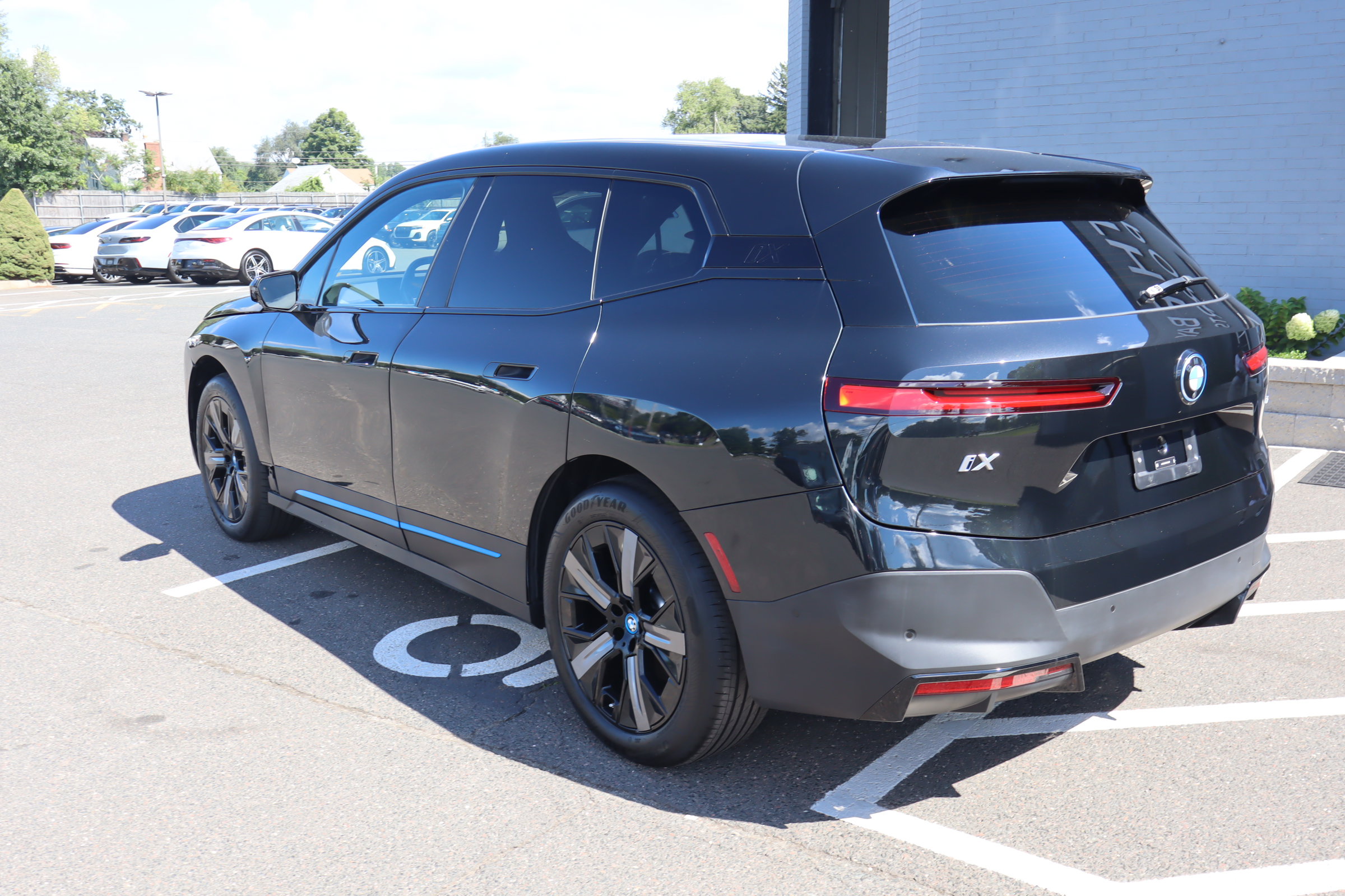 Used 2025 BMW iX xDrive50 w/ Convenience Package AWD/4WD image 9