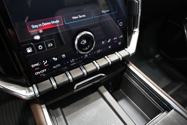 New 2026 GMC Acadia Denali Ultimate w/ LPO, Floor Liner Package AWD/4WD image 19