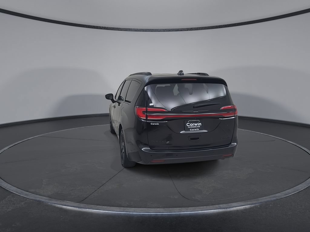 Certified 2025 Chrysler Pacifica Limited FWD image 14
