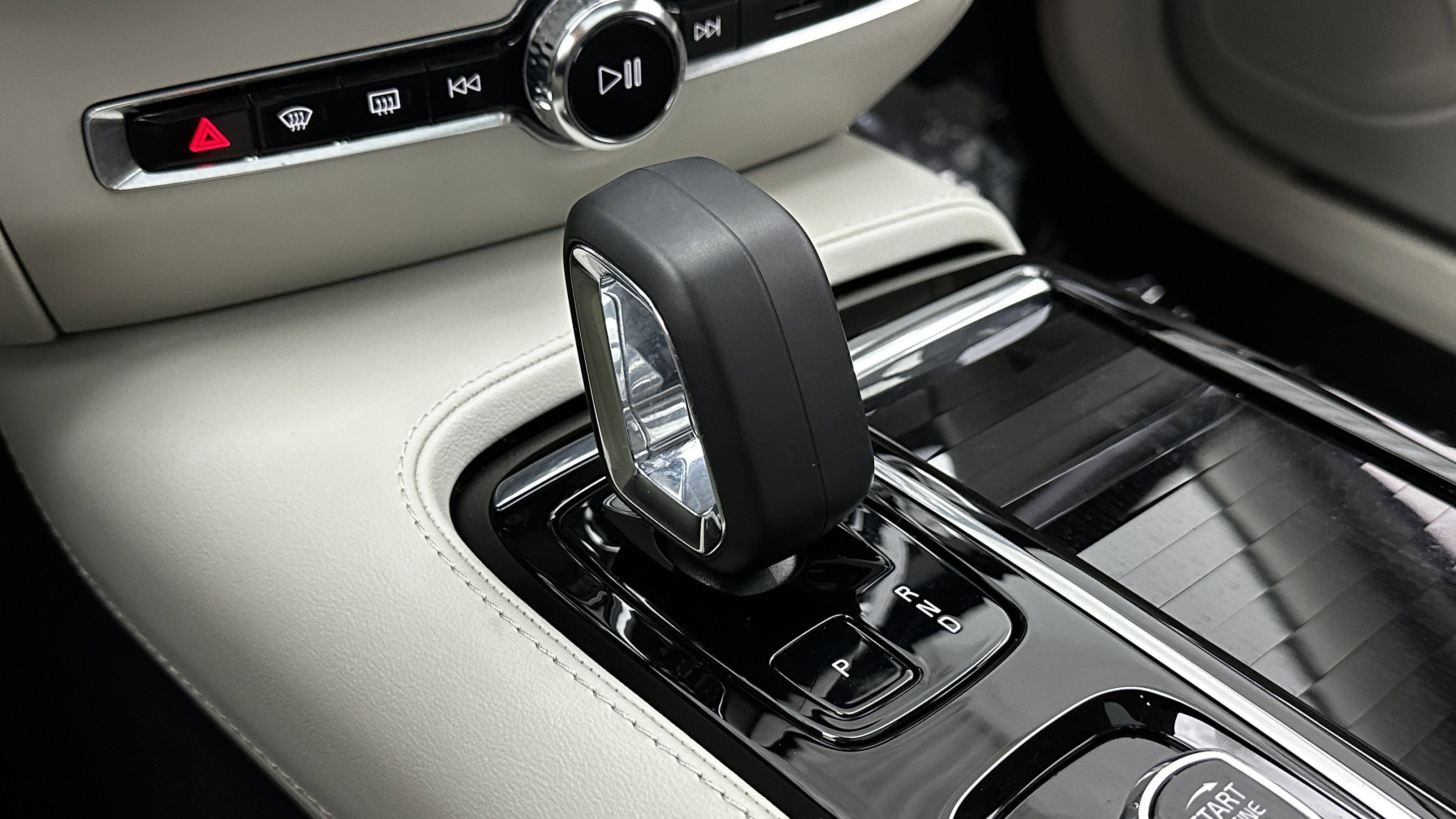 Used 2023 Volvo S60 T8 Plus image 18