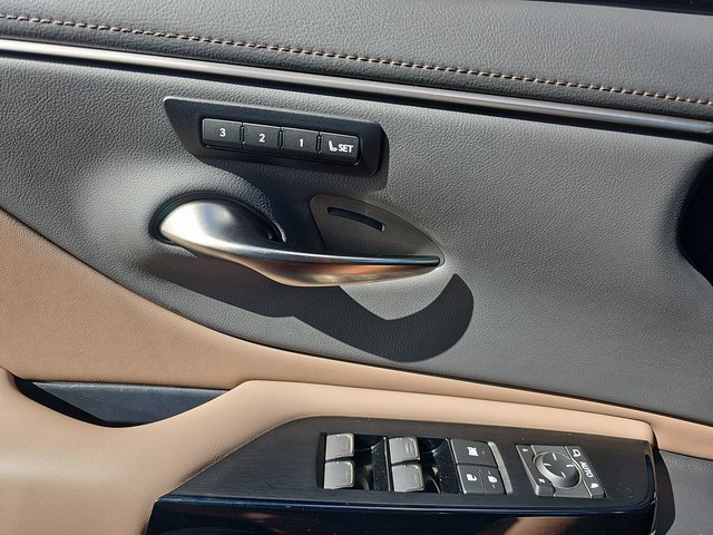 Certified 2025 Lexus ES 300h w/ Premium Package image 28