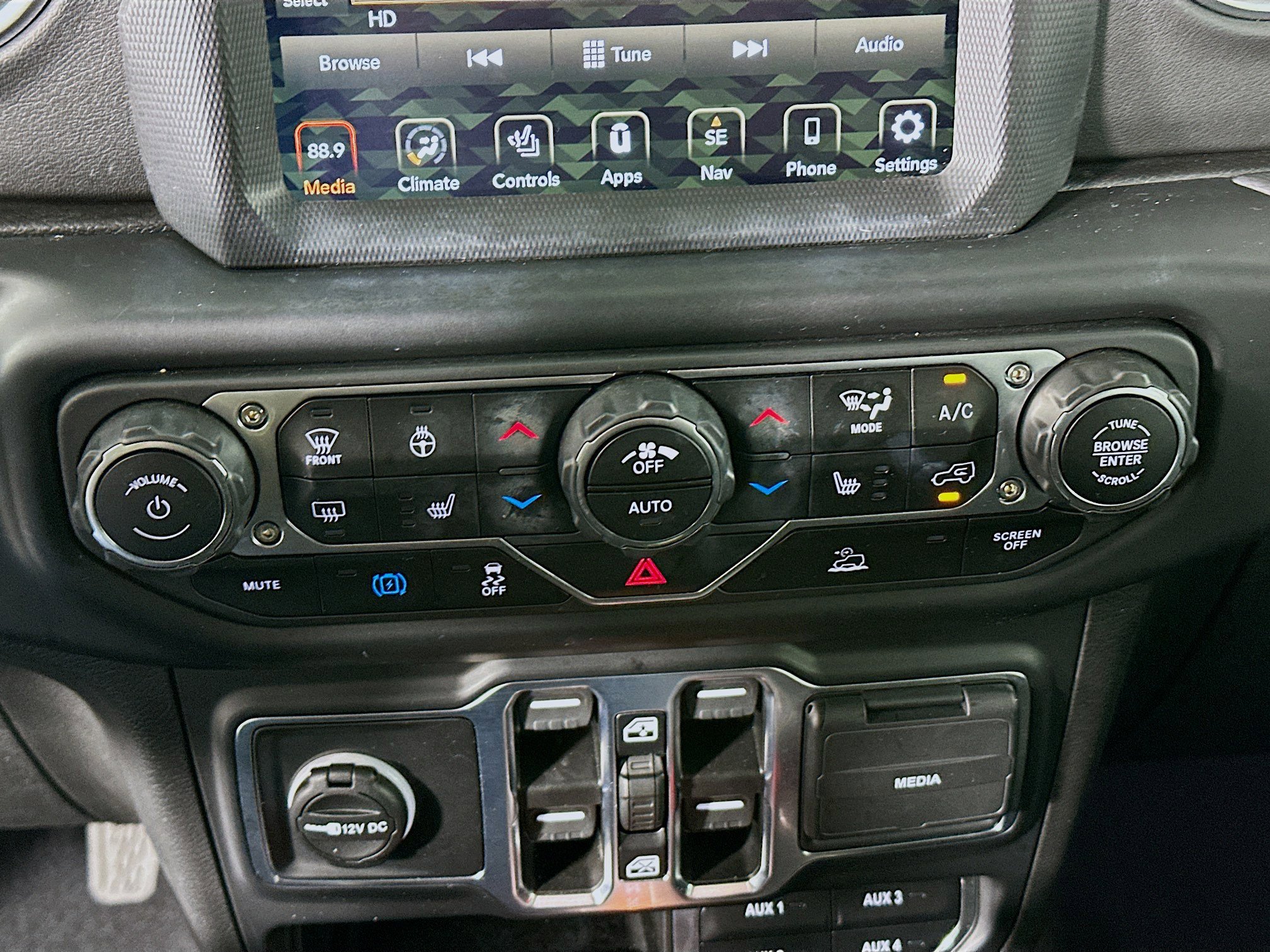 Used 2023 Jeep Wrangler Sahara w/ Cold Weather Group image 23