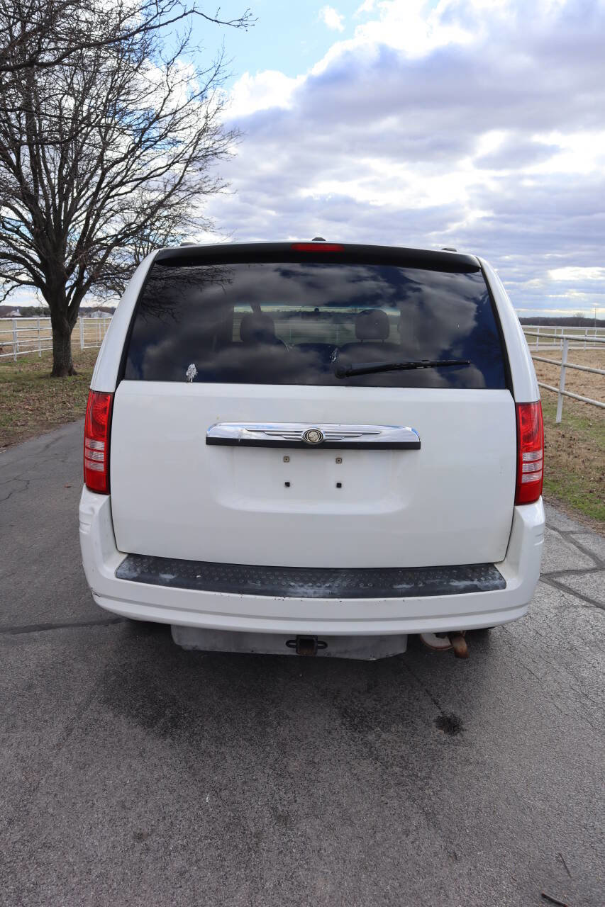 Used 2010 Chrysler Town & Country Touring image 10