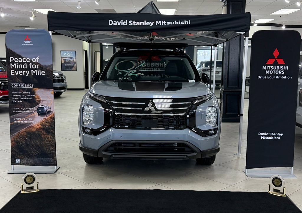 Used 2025 Mitsubishi Outlander SE image 8