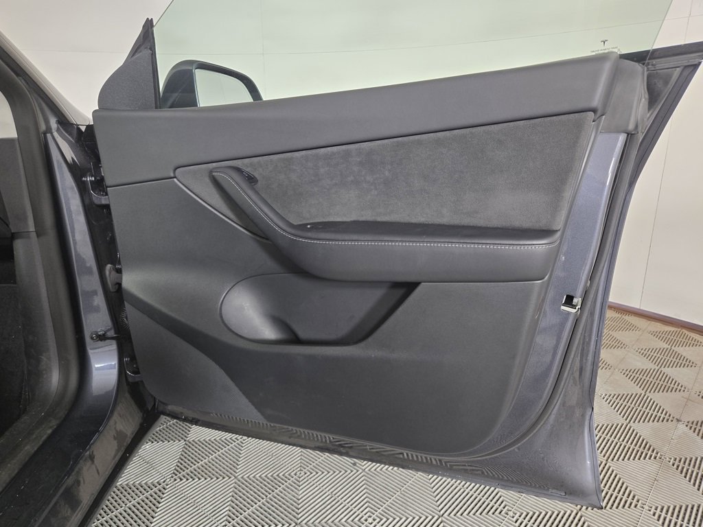 Used 2022 Tesla Model Y Long Range image 19
