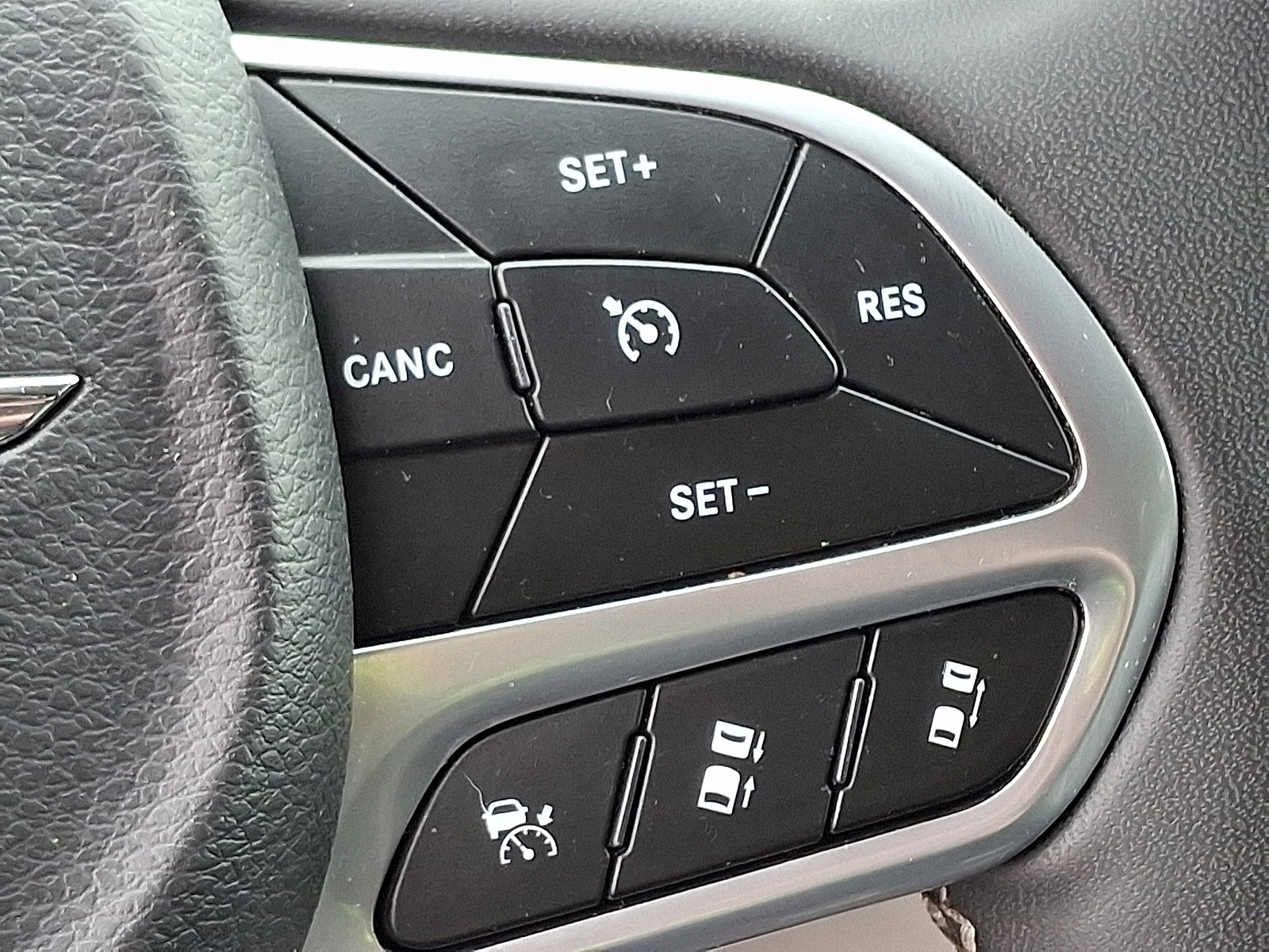 Used 2024 Chrysler Pacifica Touring-L image 23