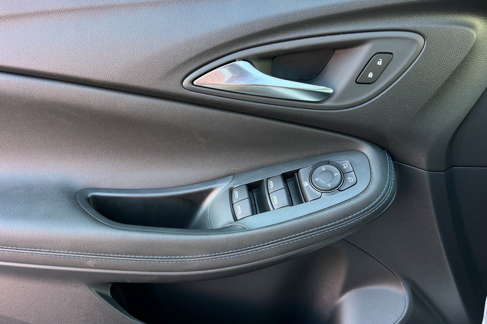 New 2026 Buick Encore GX Sport Touring FWD image 9
