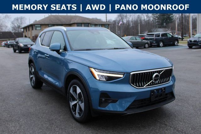 Used 2025 Volvo XC40 B5 Plus AWD/4WD image 2