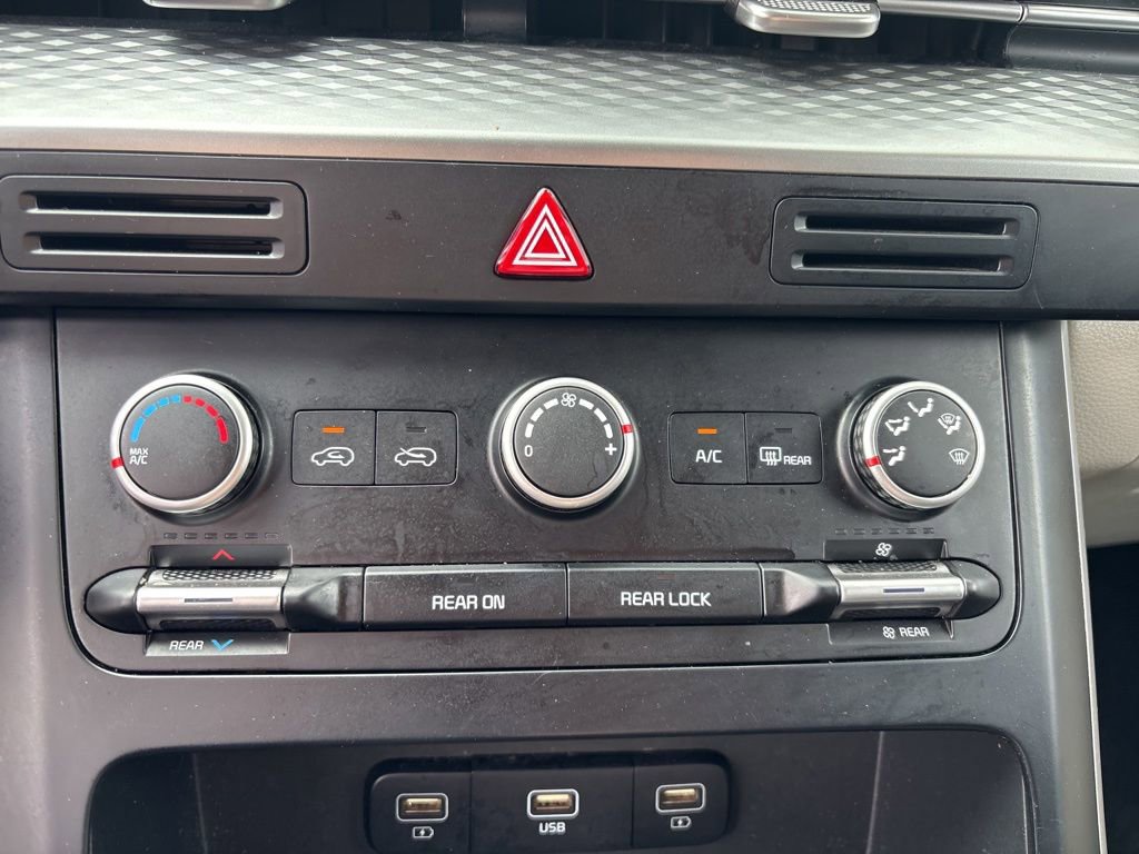 Used 2023 Kia Carnival LX FWD image 26