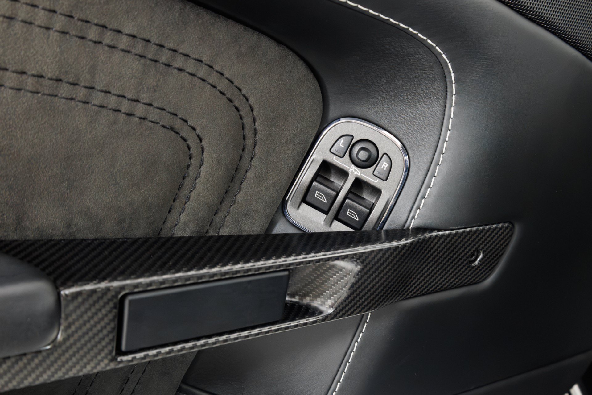 Used 2009 Aston Martin DBS Coupe RWD image 29