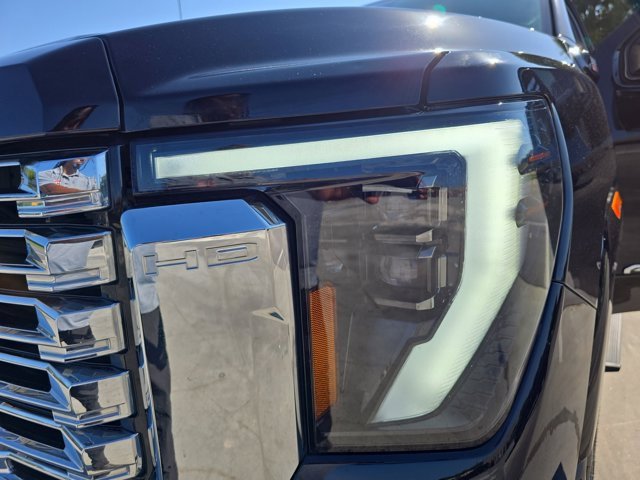 Used 2024 GMC Sierra 2500 AT4 image 32