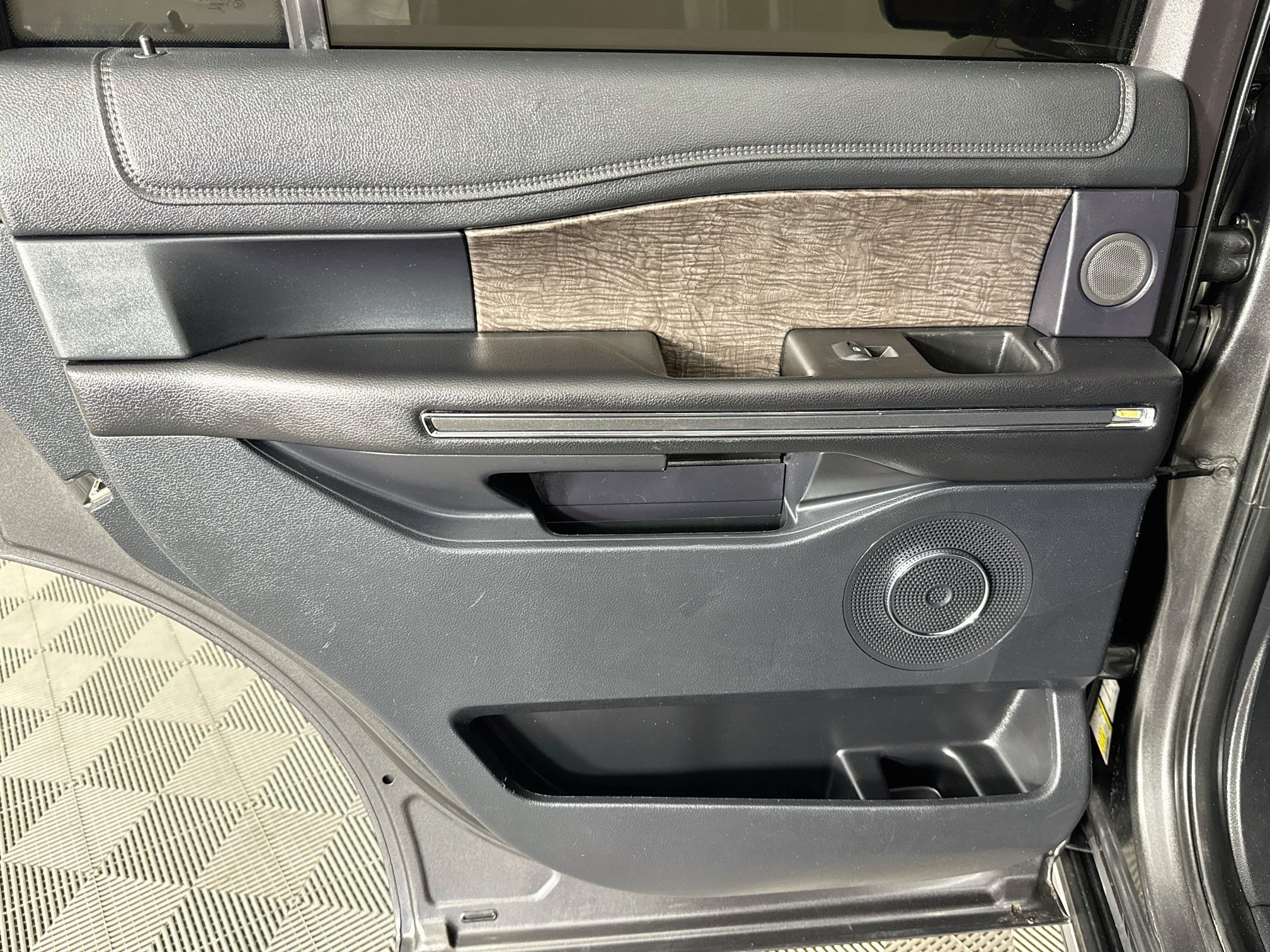 Used 2020 Ford Expedition Limited w/ Texas Edition Package RWD image 40