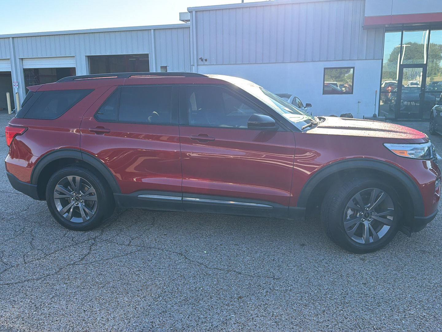 Used 2023 Ford Explorer XLT RWD image 2
