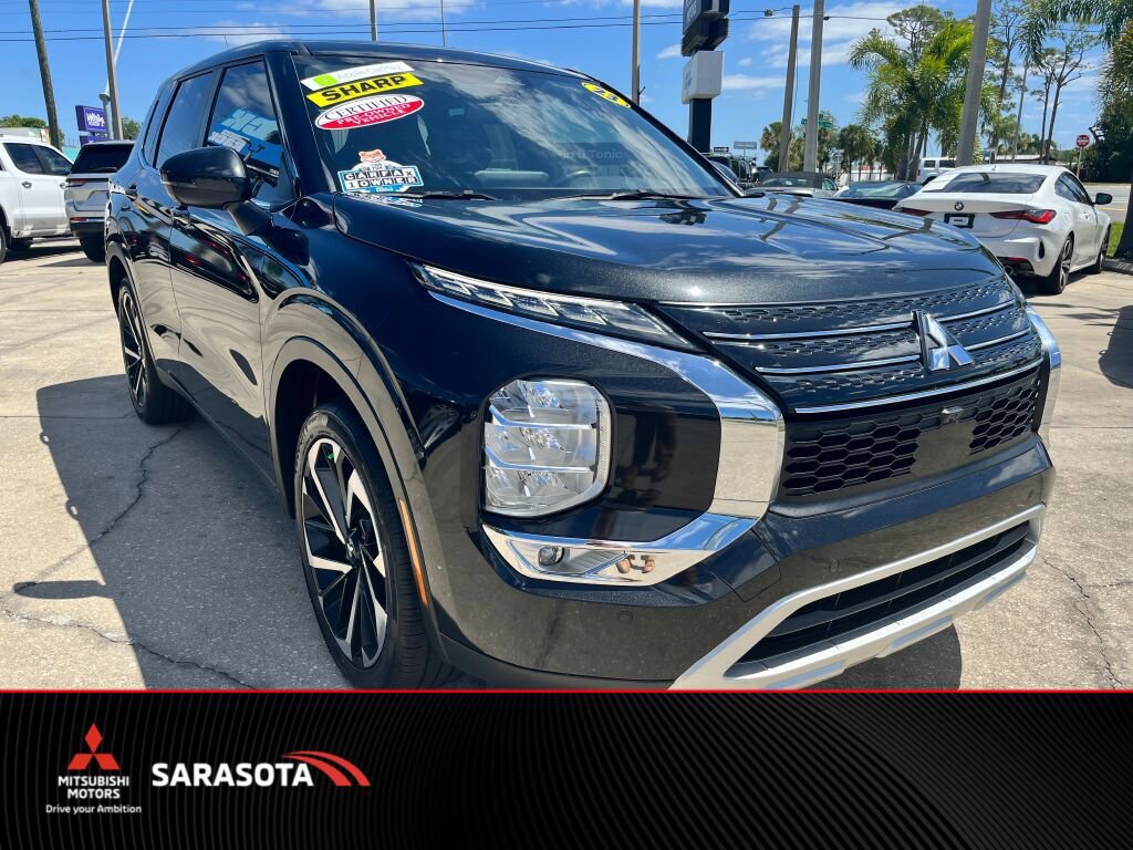 Used 2023 Mitsubishi Outlander SE image 1