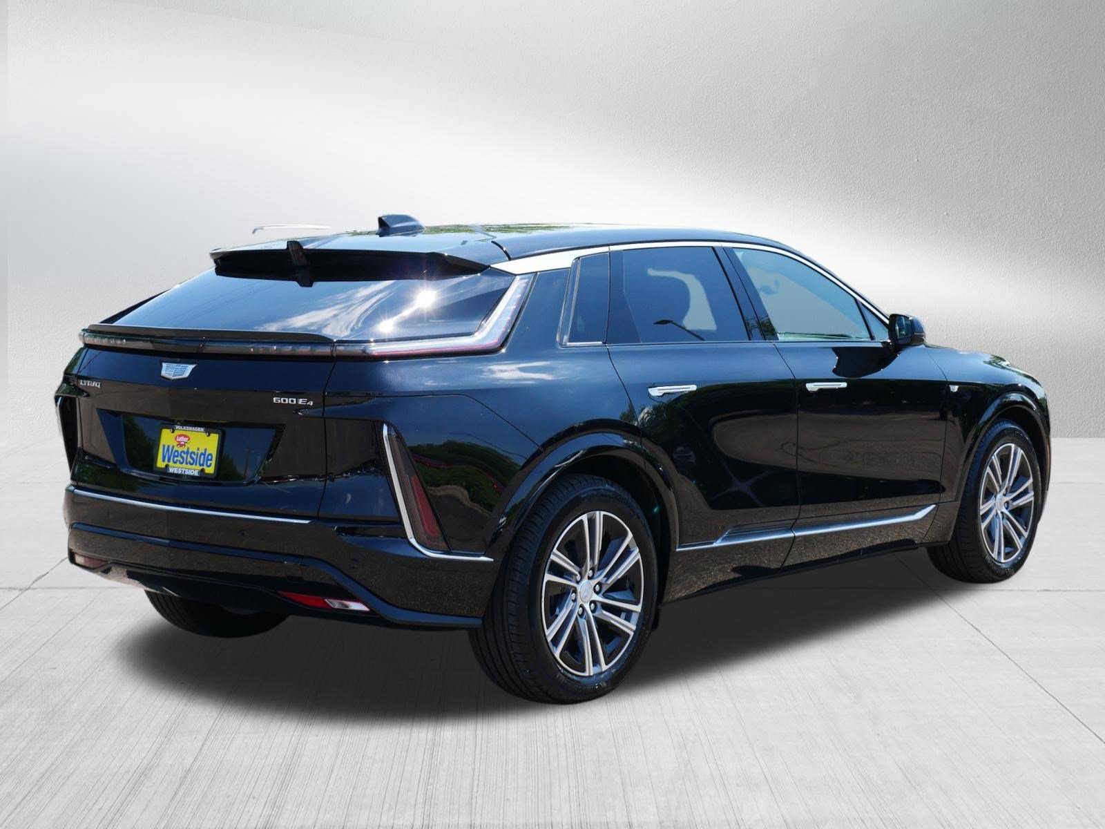Used 2024 Cadillac Lyriq Luxury AWD/4WD image 7
