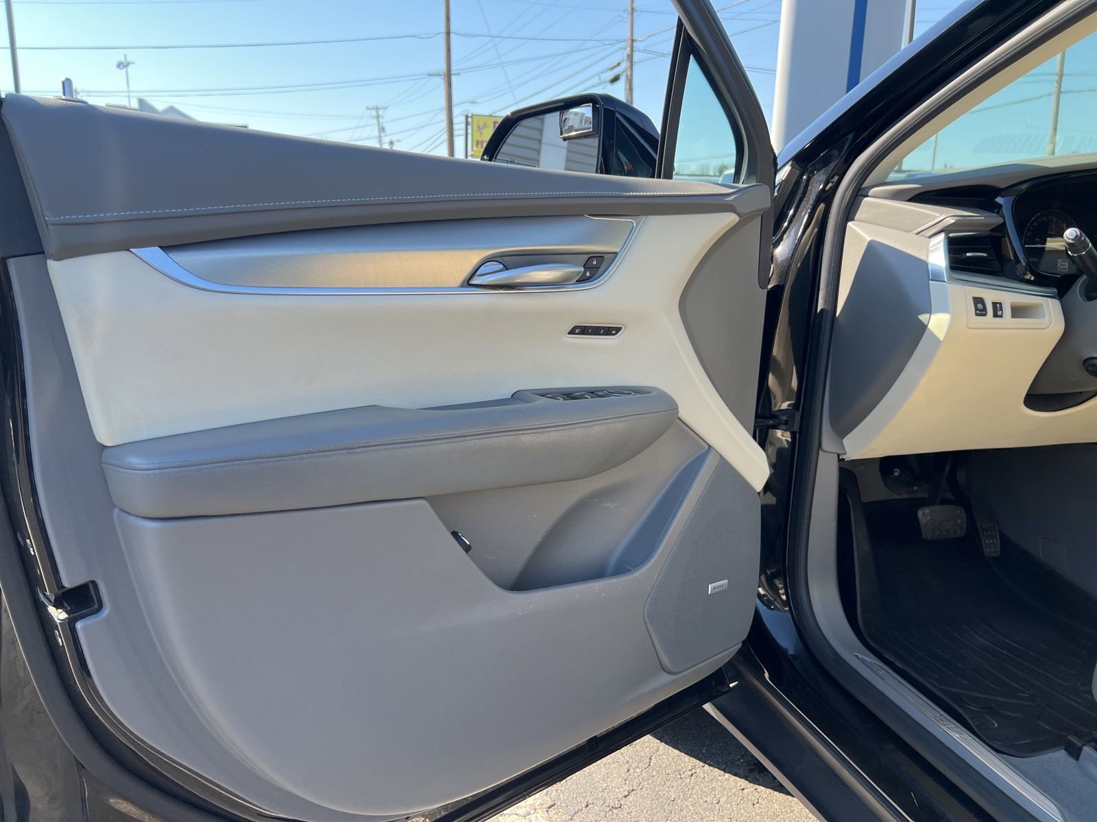 Used 2018 Cadillac XT5 Luxury w/ Driver Awareness Package image 25