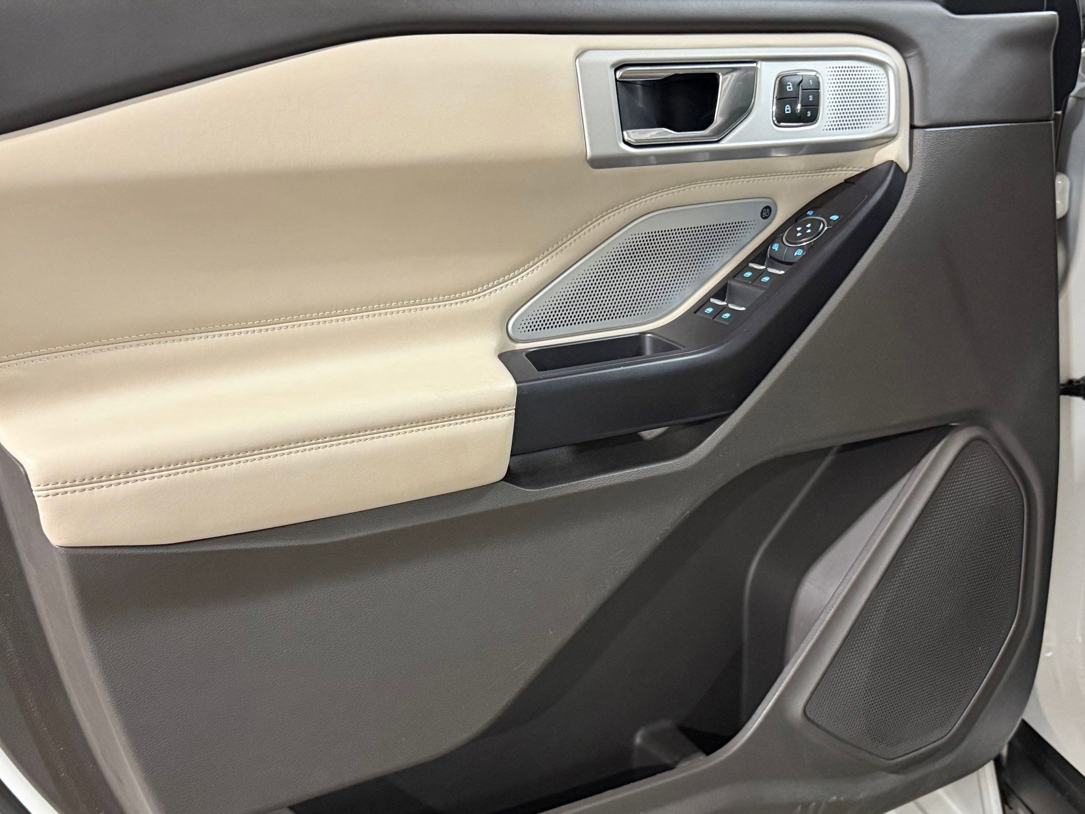 Used 2020 Ford Explorer Platinum w/ Premium Technology Package AWD/4WD image 12