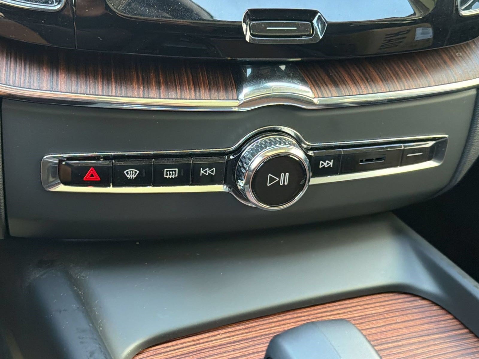 Certified 2023 Volvo XC60 T8 Plus w/ Climate Package AWD/4WD image 17