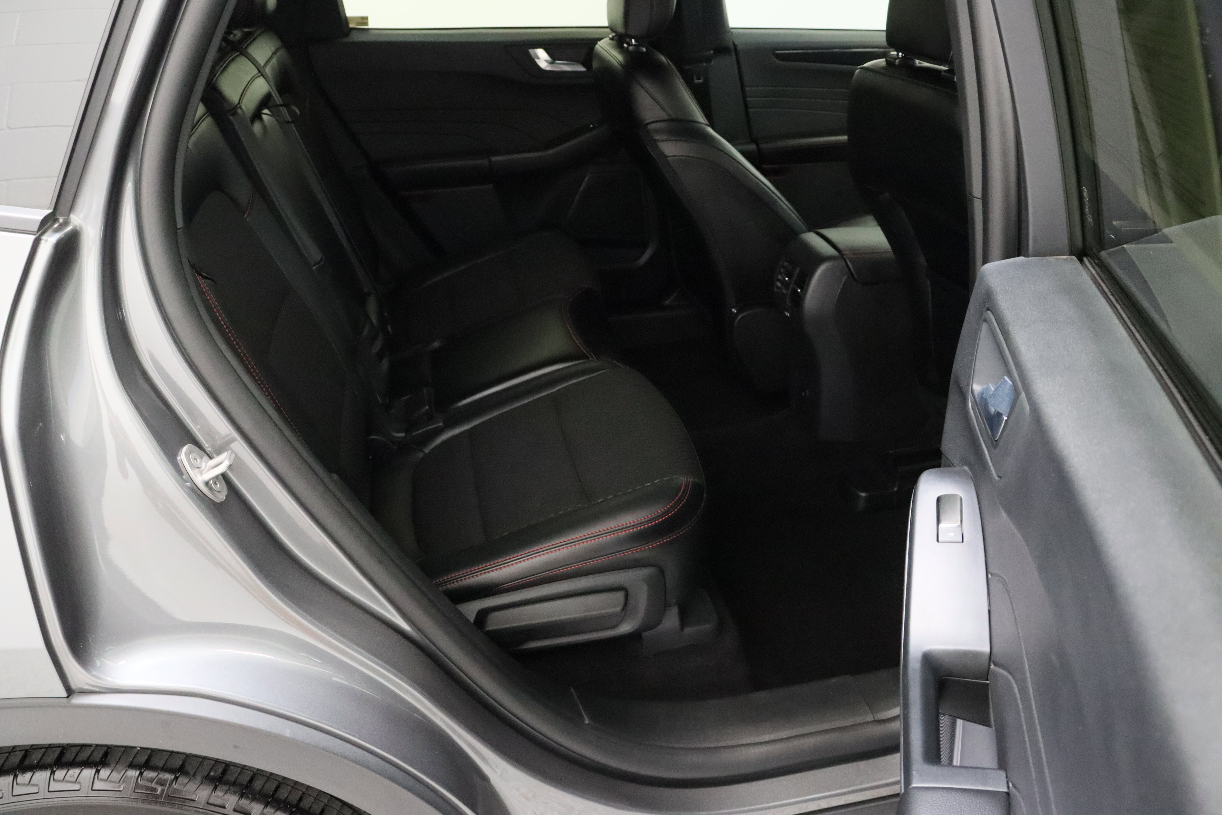 Used 2025 Ford Escape ST-Line w/ Equipment Group 301A FWD image 33