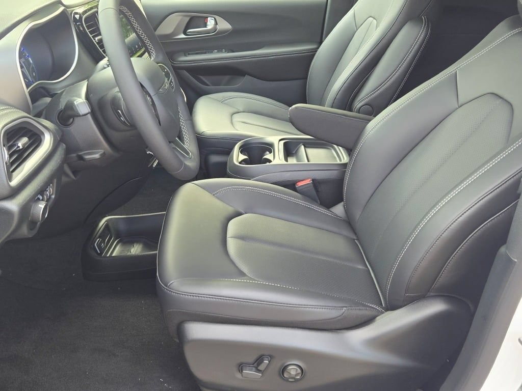 New 2027 Chrysler Pacifica Select AWD/4WD image 22