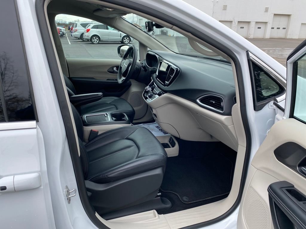 Used 2024 Chrysler Pacifica Touring-L image 12