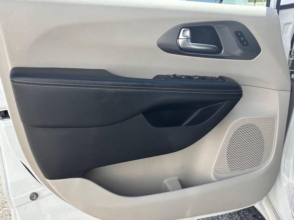 Used 2022 Chrysler Pacifica Touring-L FWD image 18