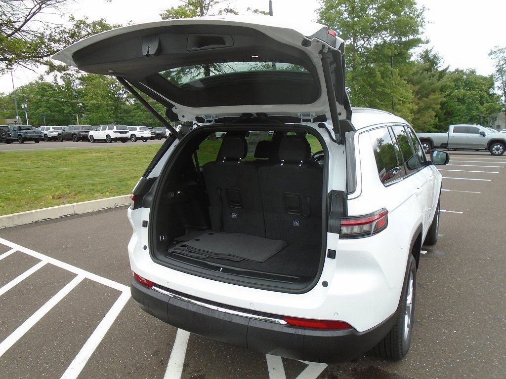 New 2025 Jeep Grand Cherokee L Laredo w/ Luxury Tech Group I AWD/4WD image 17