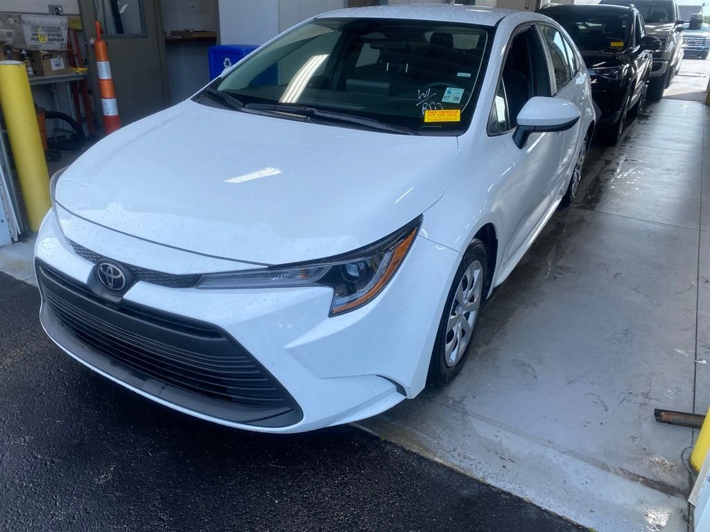 Used 2024 Toyota Corolla LE FWD image 2