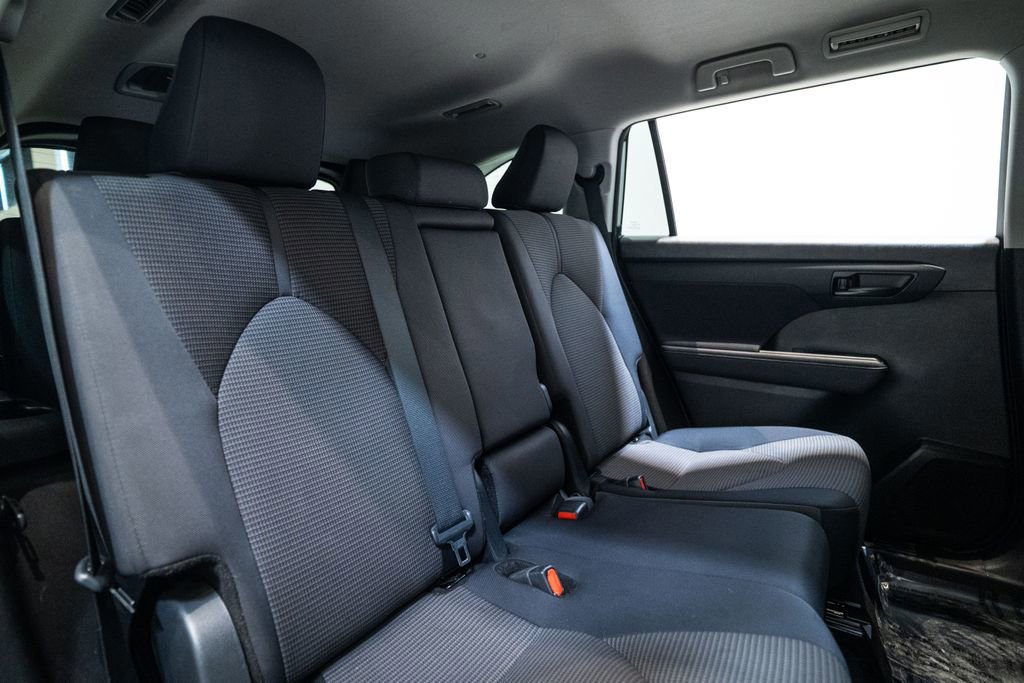 Used 2024 Toyota Highlander LE image 33