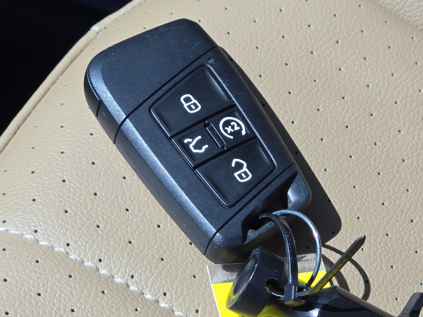 Used 2024 Volkswagen Tiguan SE R-Line image 38