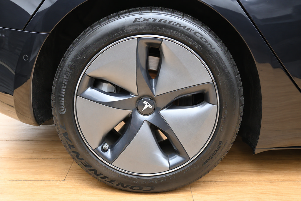 Used 2018 Tesla Model 3 Long Range RWD image 6