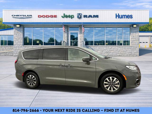 Certified 2022 Chrysler Pacifica Touring-L image 2