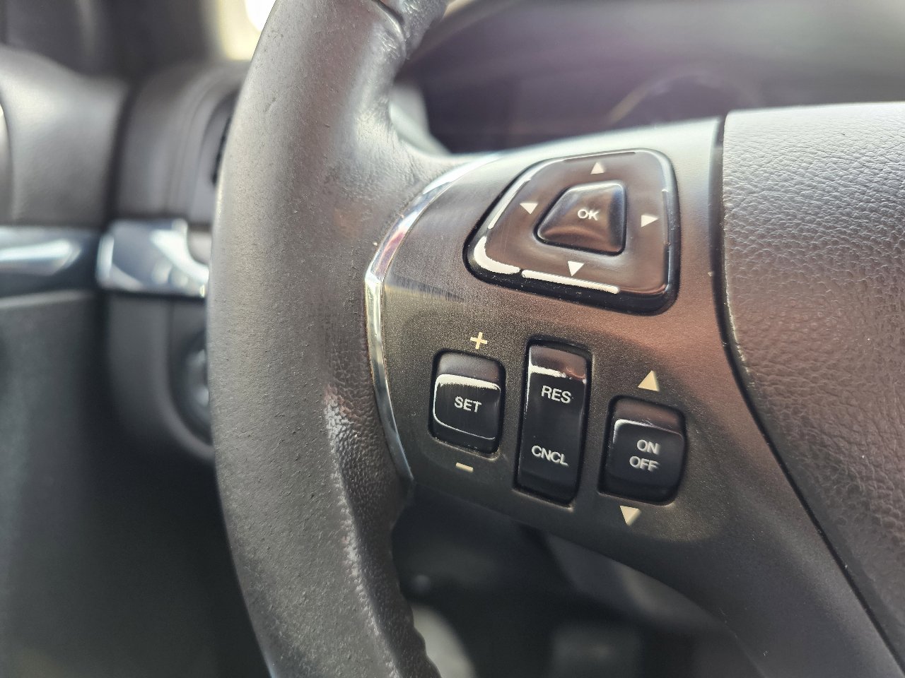 Used 2014 Lincoln MKS image 12