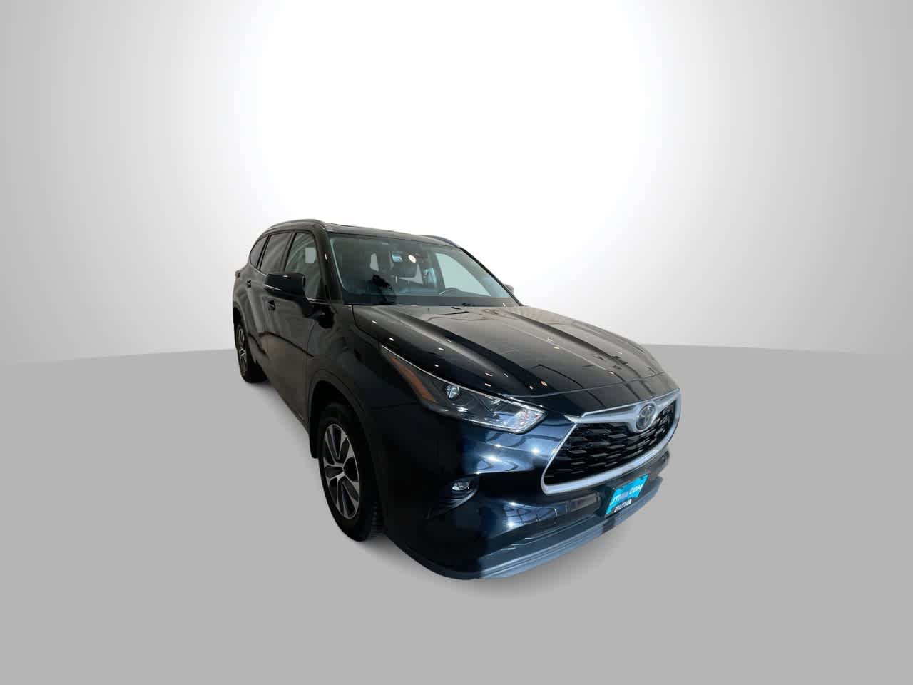 Used 2022 Toyota Highlander XLE AWD/4WD image 2